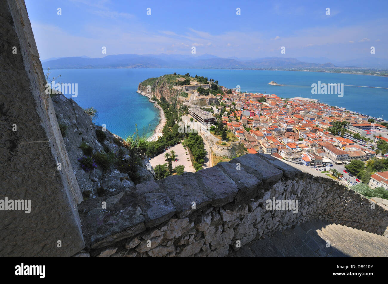 Aspetto alto e vista panoramica della parte vecchia della città portuale di Nafplio e del Castello di Bourtzi da Fortezza Palamidi o il castello di Peloponneso,Grecia Foto Stock