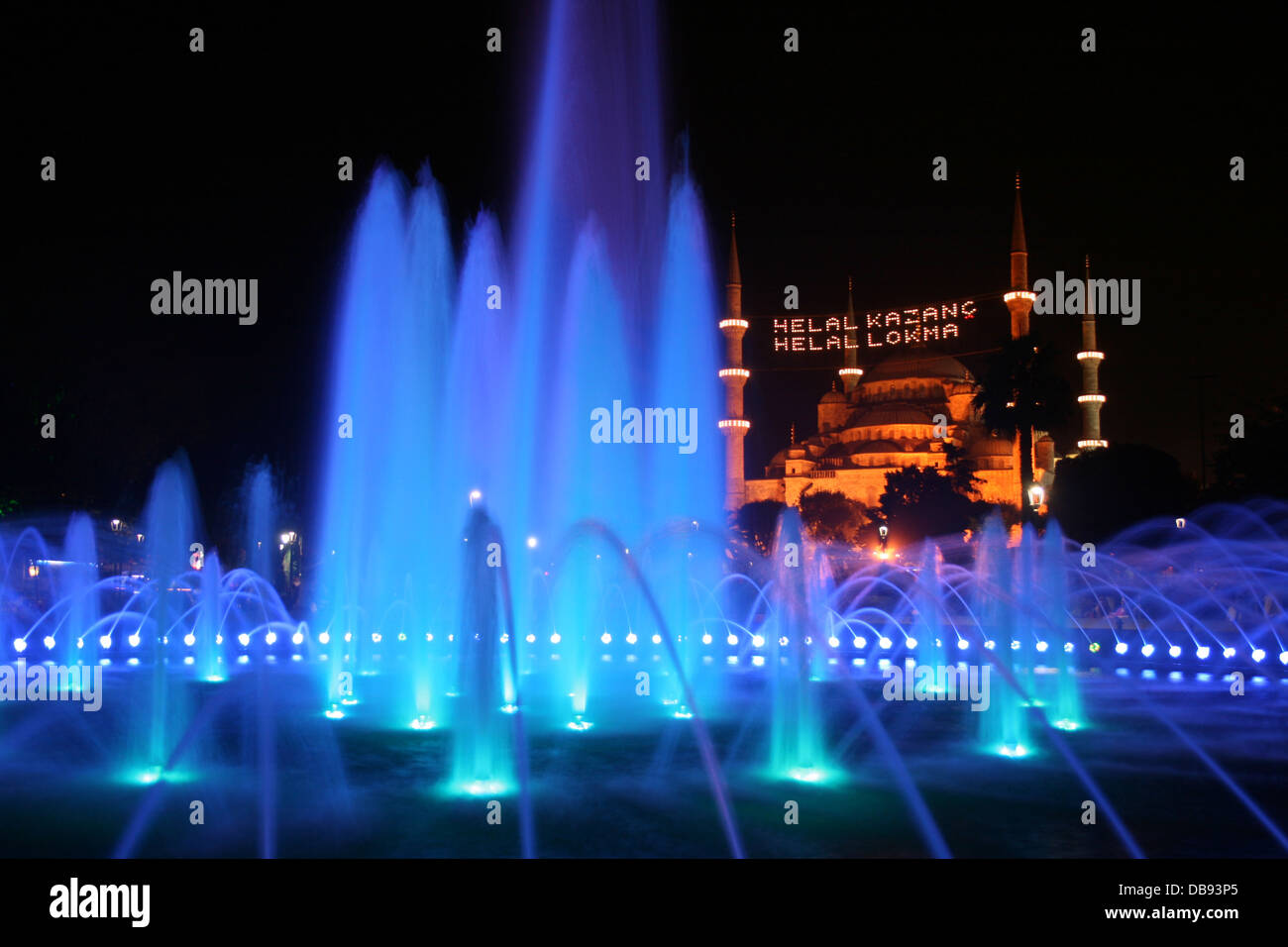 Storica Moschea Blu è stato preparato con le luci per il mese del Ramadan in Istanbul, Turchia Foto Stock