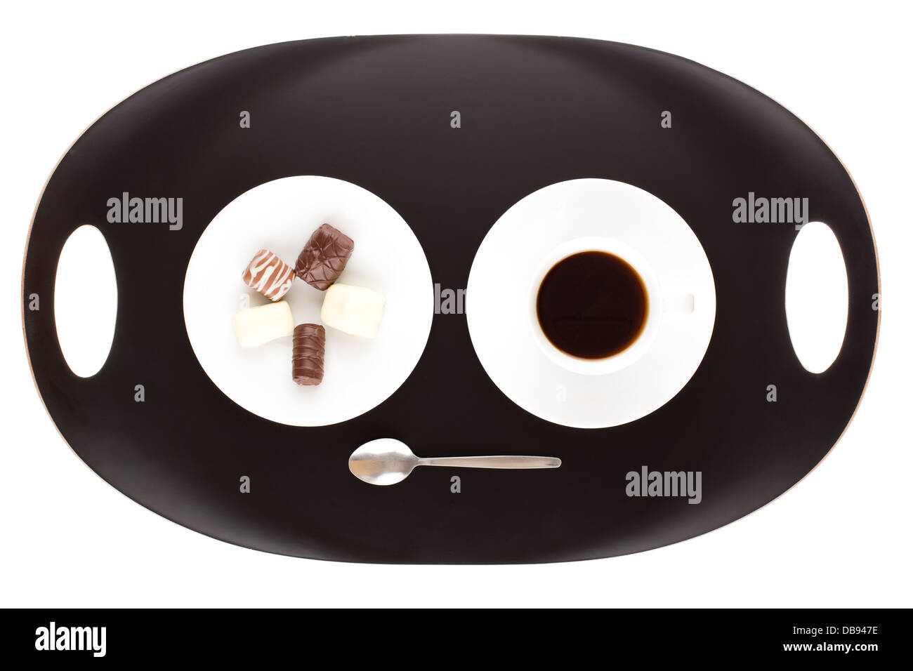 Assortimento di cioccolato in piastra bianca e la tazza di caffè. Foto Stock