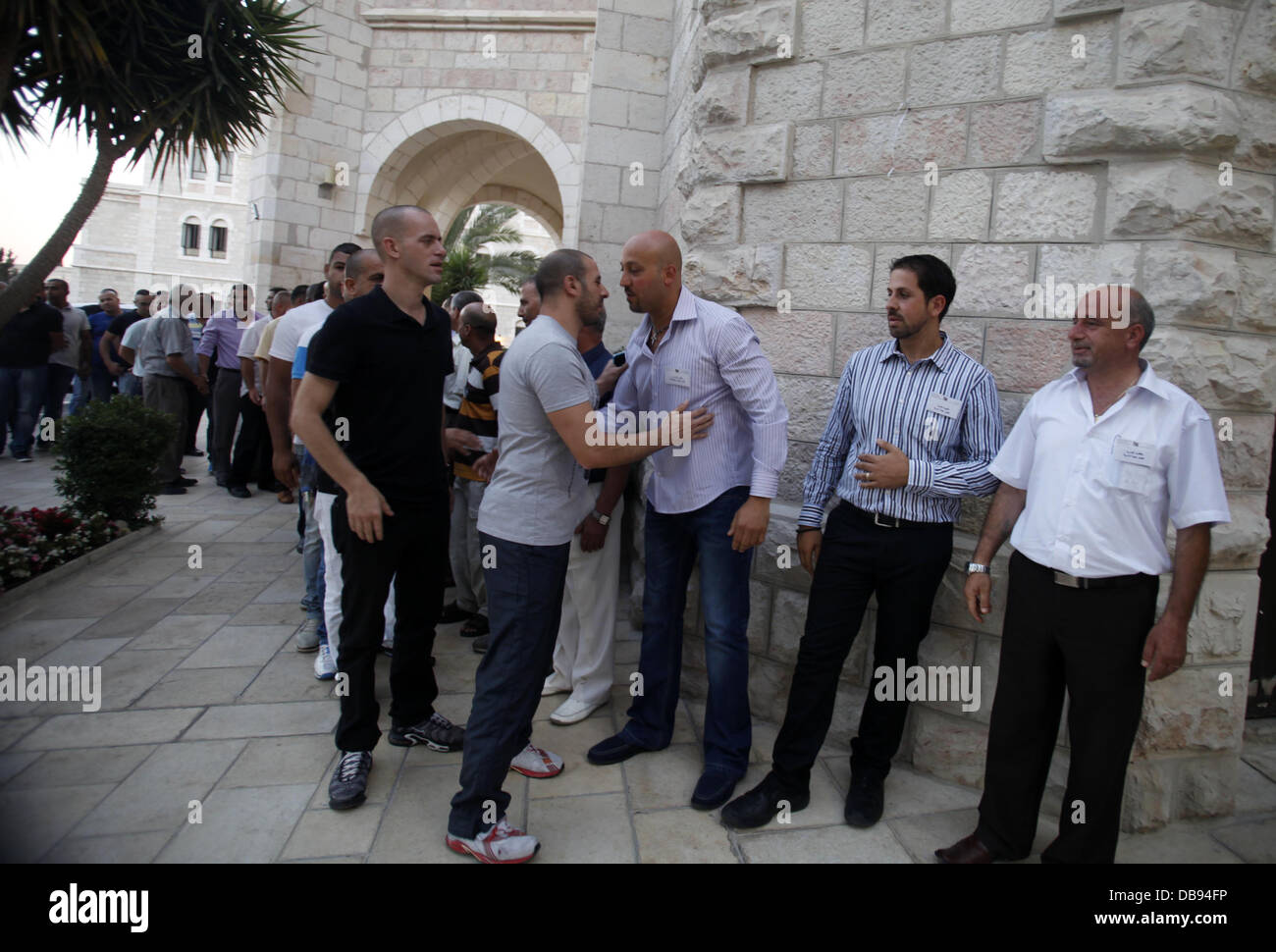 Luglio 25, 2013 - Gerusalemme, Gerusalemme, Territorio palestinese - palestinesi musulmani prendere parte alla cerimonia di Iftar (il pasto serale durante il mese islamico del Ramadan), organizzato dall' associazione di sviluppo del quartiere di cristiani, di Gerusalemme nel Luglio 25, 2013 (credito Immagine: © Saeed Qaq APA/images/ZUMAPRESS.com) Foto Stock