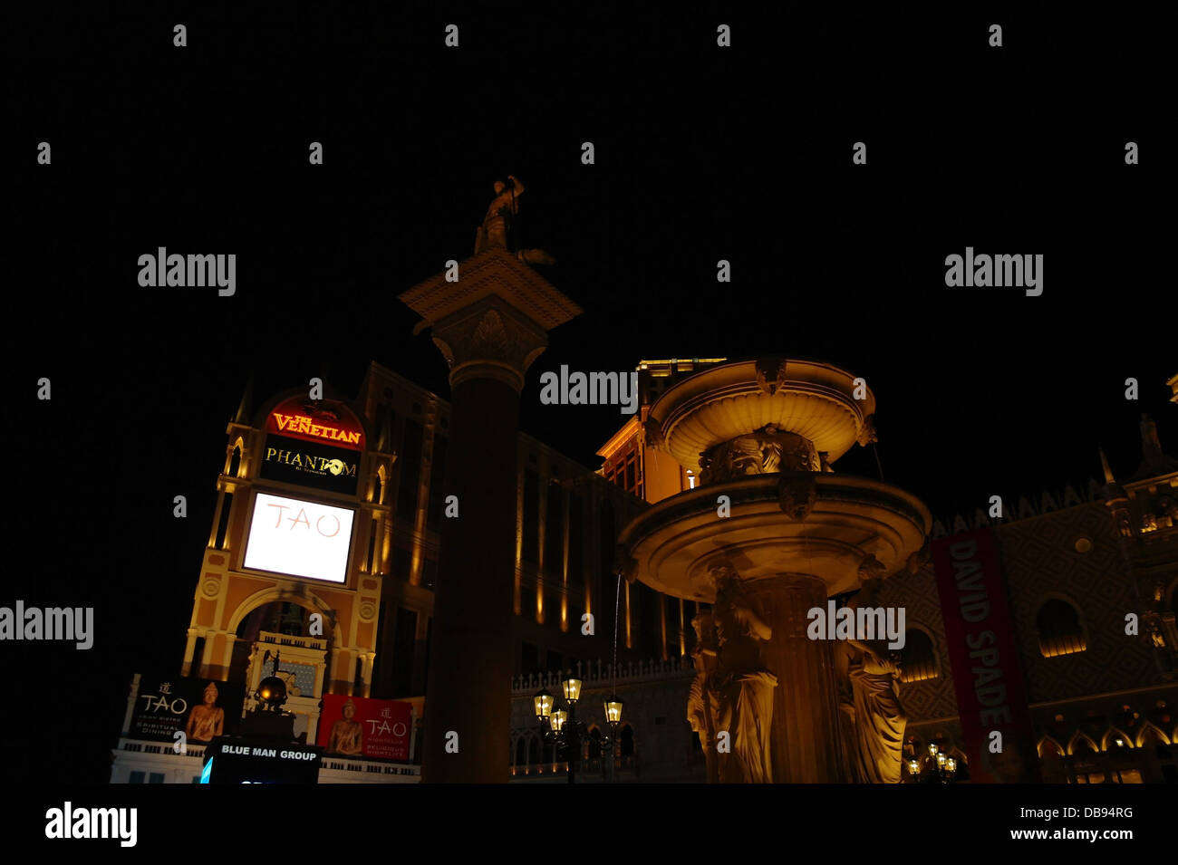 Vista notturna verso Tao Nightclub annuncio, ornano la Fontana e la Basilica di San Teodoro statua colonna, Venetian Resort di Las Vegas Strip Foto Stock