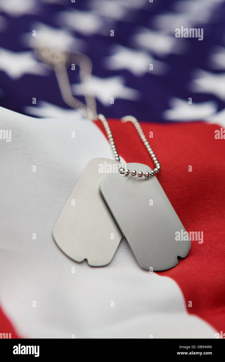 Vertical Blank dog tag sulla bandiera americana con focus su tag - Shallow dof Foto Stock