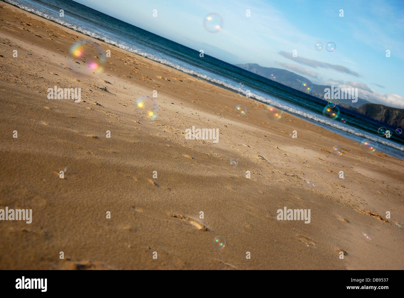 Bolle sulla sabbia a lonely beach Foto Stock