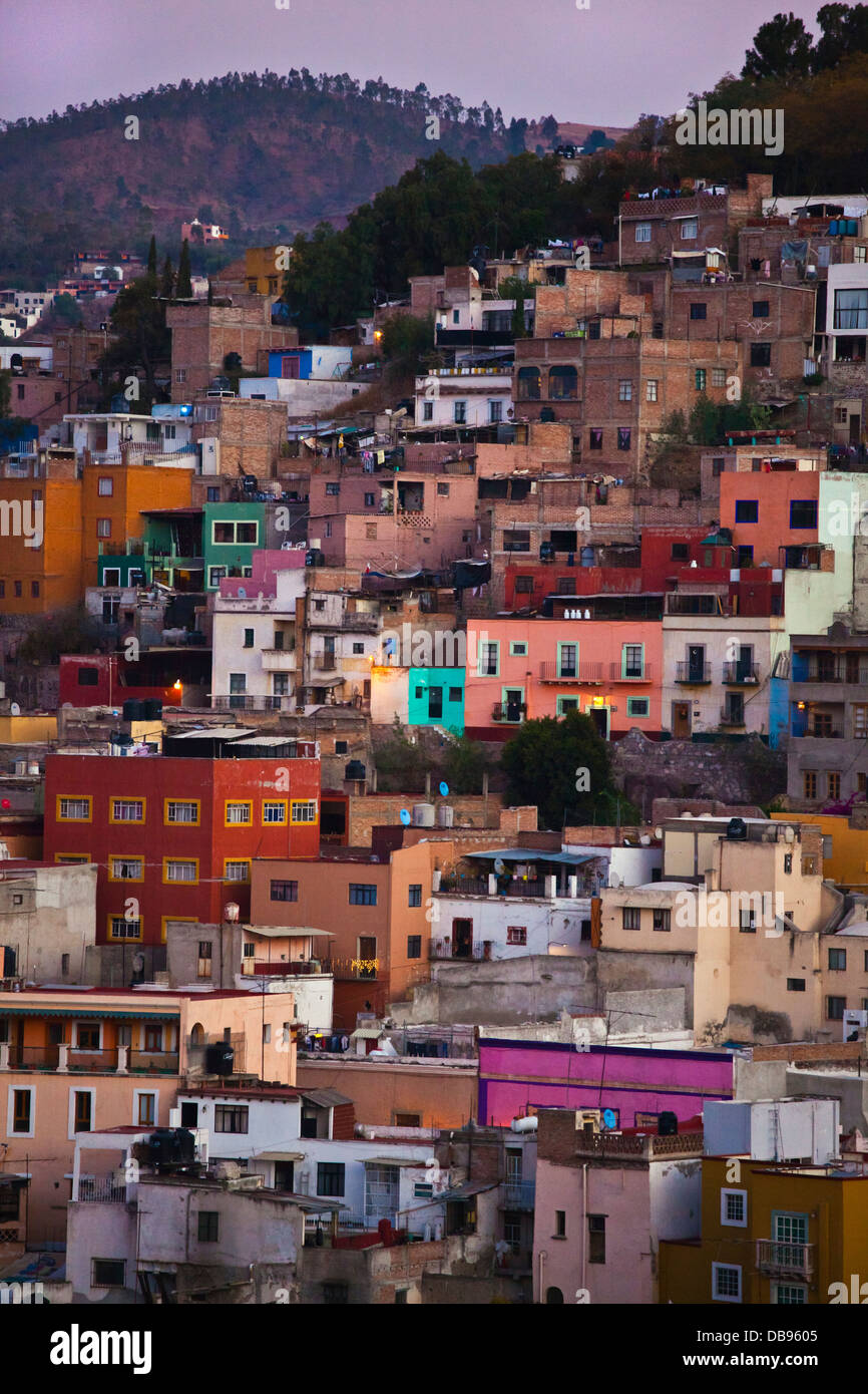 Le case colorate sul pendio della città culturale di Guanajuato in Messico centrale Foto Stock