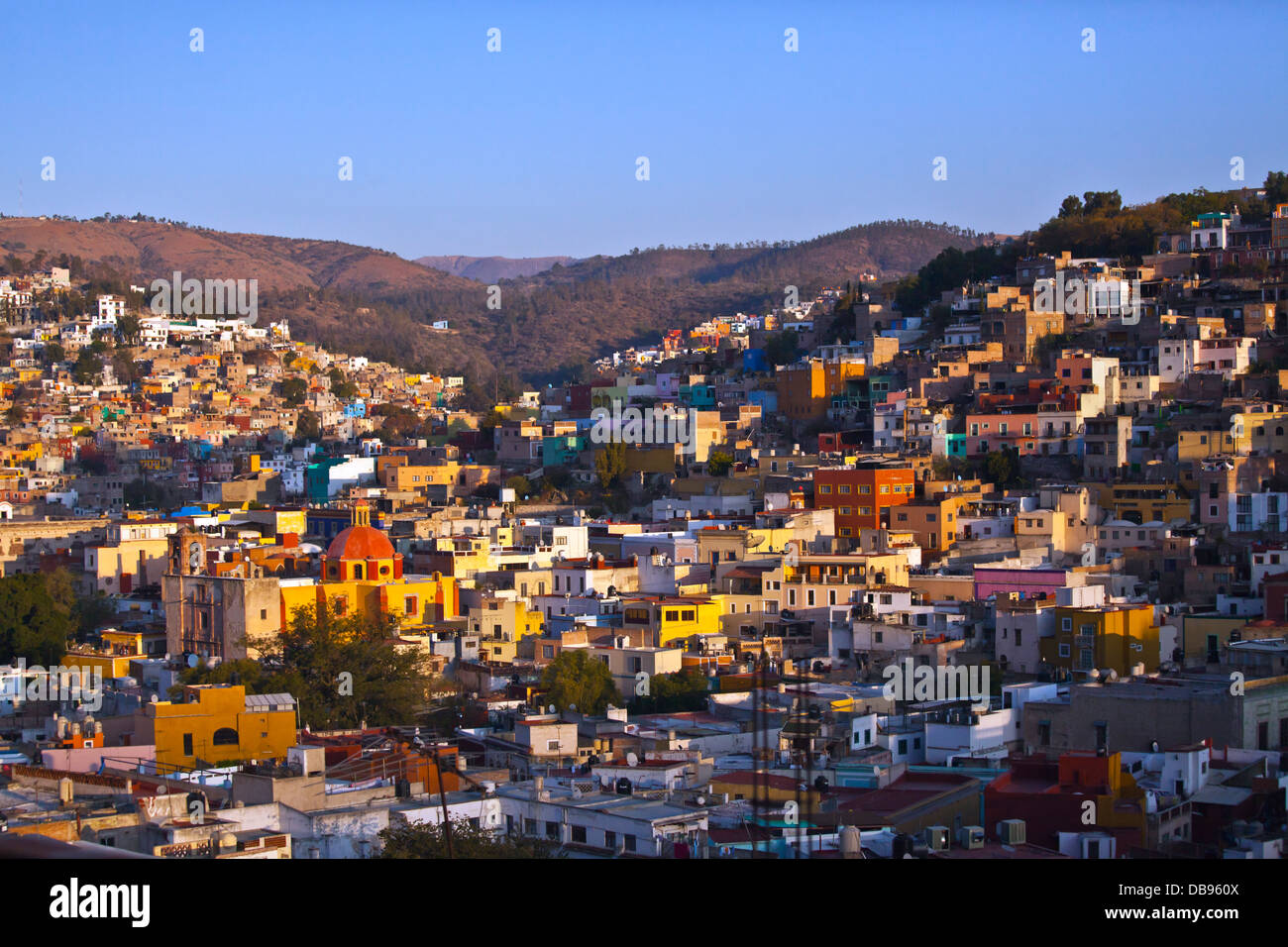 Case colorate sulla collina della città culturale di Guanajuato in Messico centrale Foto Stock