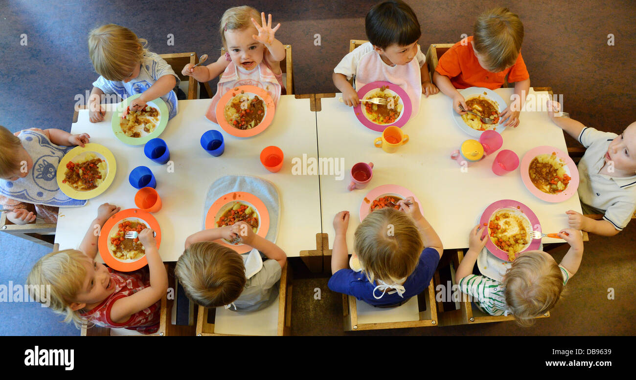 I bambini mangiano il pranzo al bambino asilo nido "forum thomanum' a  Leipzig, Germania, 24 luglio 2013. A fianco del direttore, ci sono nove  dipendenti e cinque assistenti di lingua che si
