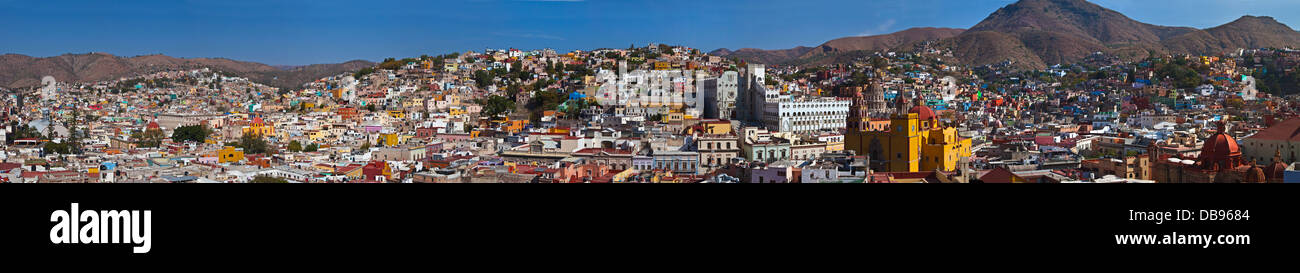 Un panarama del colorata città di Guanajuato che mostra l'Università, Hidalgo Mercato e molte chiese - Messico Foto Stock