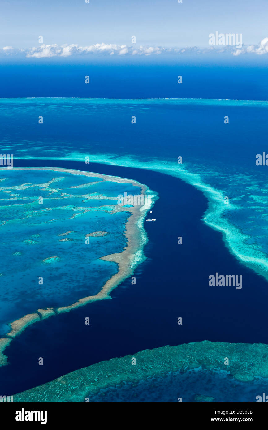 Vista aerea del 'fiume', a 200 ft canale profondo in esecuzione tra Hardys Reef, gancio Reef e la linea Reef. Foto Stock