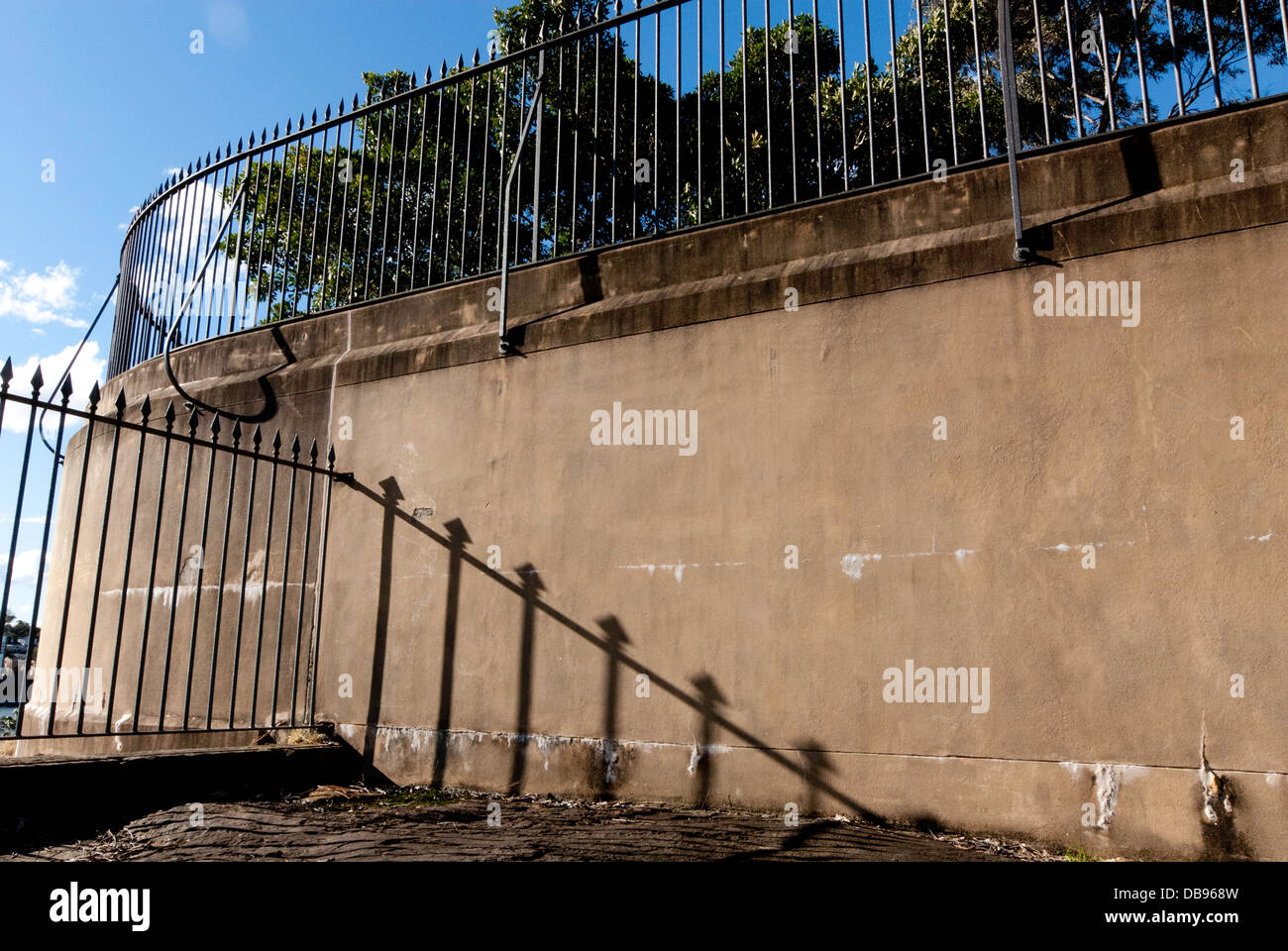 Vecchie ringhiere in metallo che gettano ombre sul muro, Pyrmont, Sydney, Australia Foto Stock