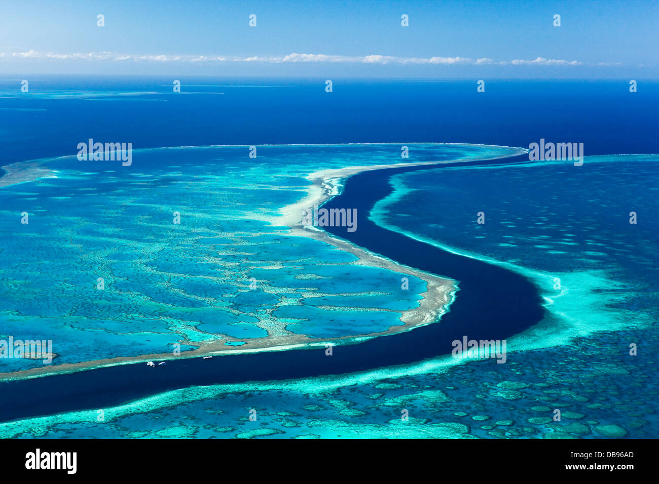 Vista aerea del 'fiume', a 200 ft canale profondo in esecuzione tra Hardys Reef e gancio Reef. Great Barrier Reef Marine Park Foto Stock