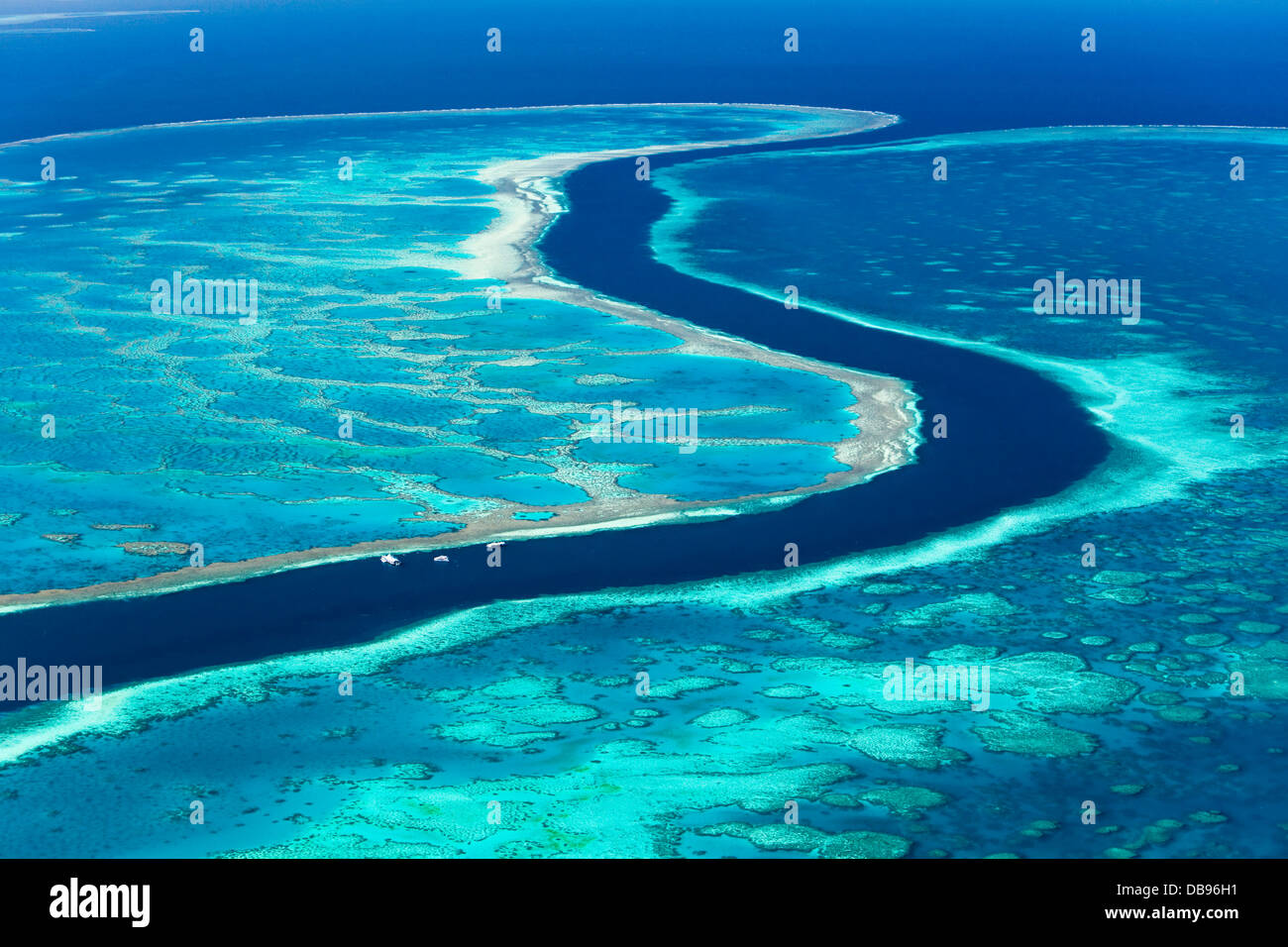 Vista aerea del 'fiume', a 200 ft canale profondo in esecuzione tra Hardys Reef e gancio Reef. Great Barrier Reef Marine Park Foto Stock