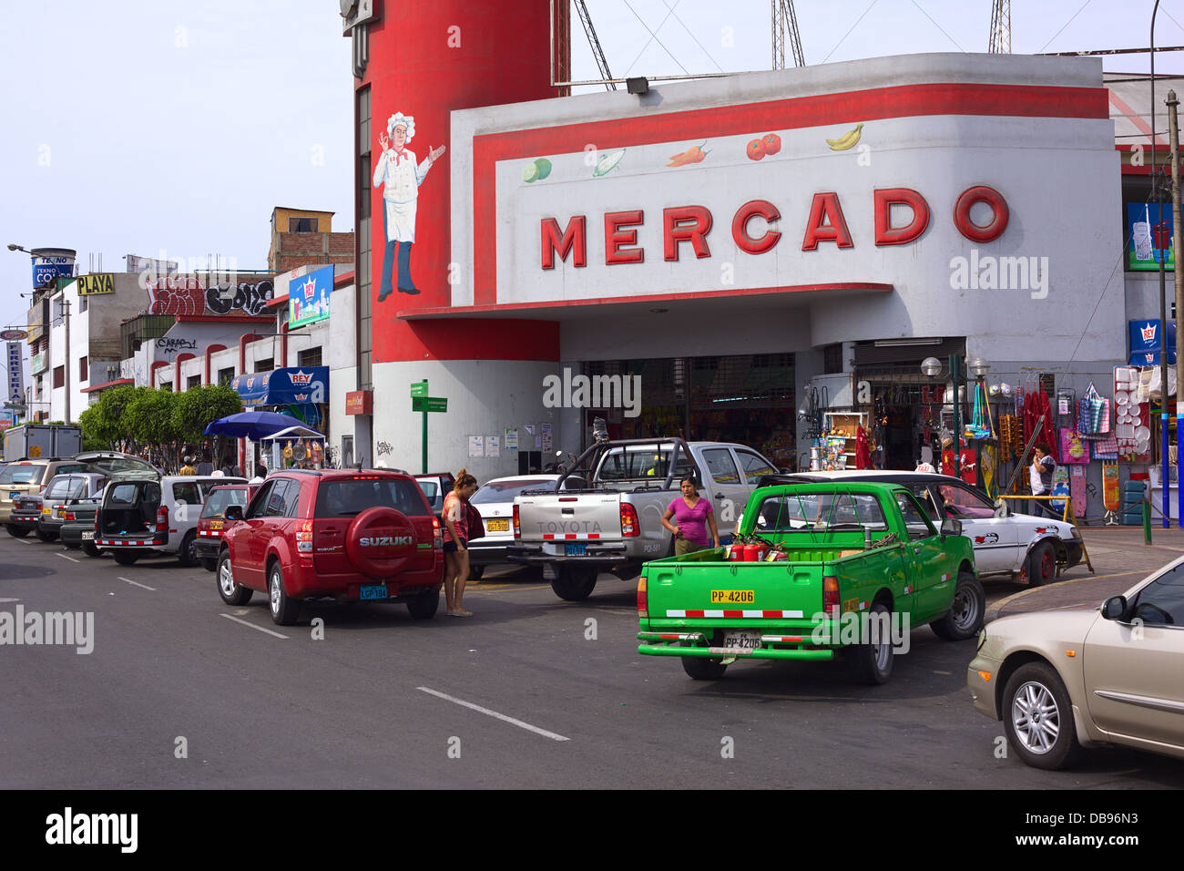 L'ingresso del Mercado 1 de Surquillo lungo il Paseo de la Republica a Lima in Perù Foto Stock