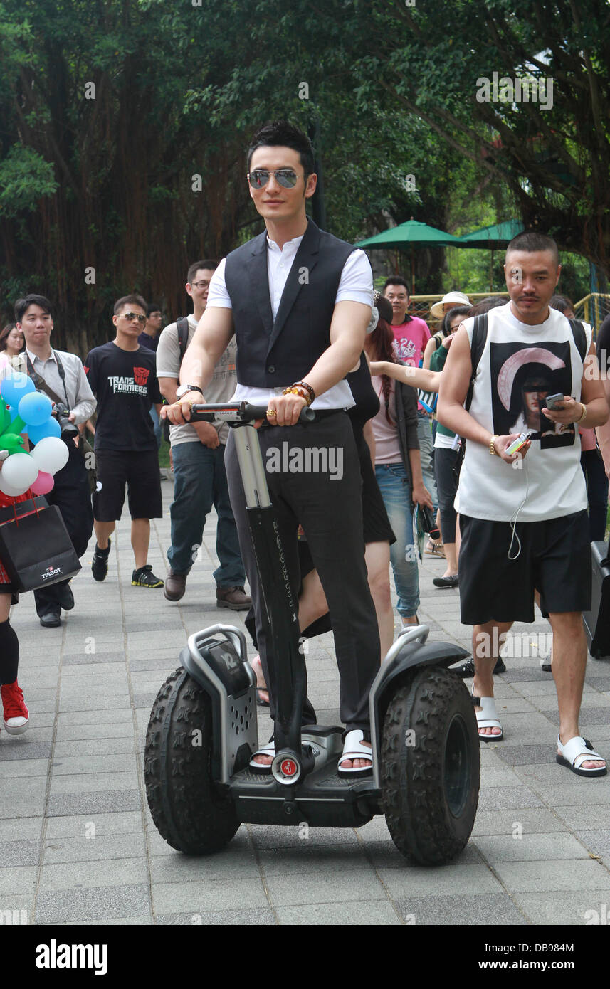 Huang Xiaoming alla conferenza di salvare la madre Robot a giocare con i bambini in Taipei, Taiwan, Cina su Giovedi luglio 25,2013. Foto Stock