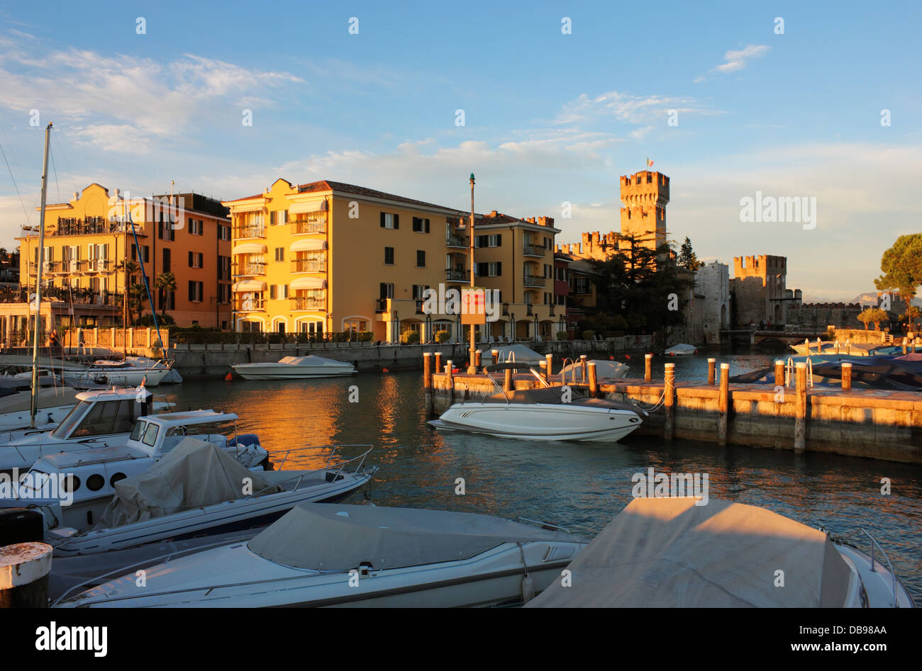 Vista al tramonto del yacht di lusso dal porto di Sirmione sul Lago di Garda in Italia. Foto Stock