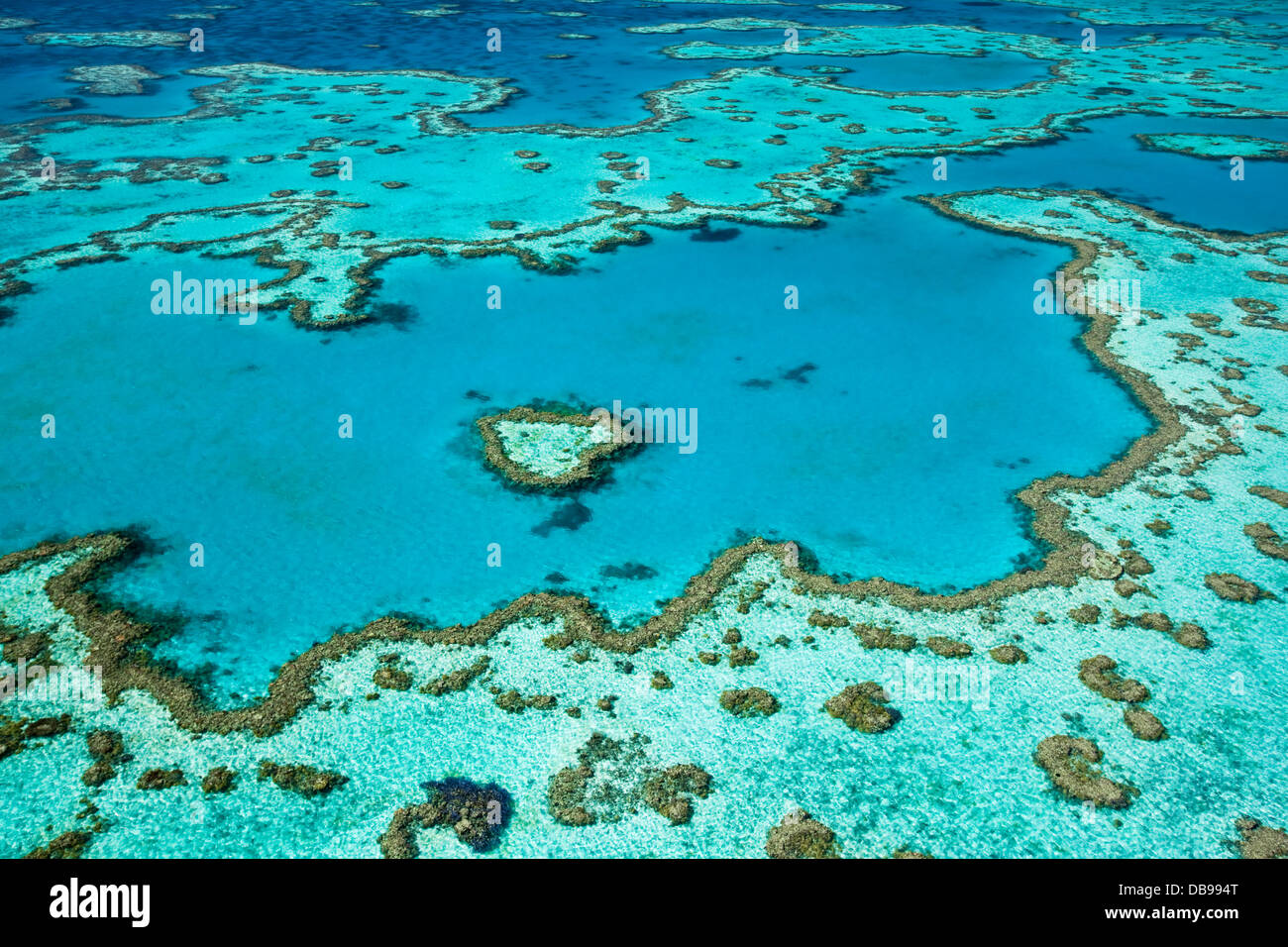 Vista aerea del "cuore Reef', una a forma di cuore la formazione di corallo a Hardys Reef. Great Barrier Reef Marine Park Foto Stock