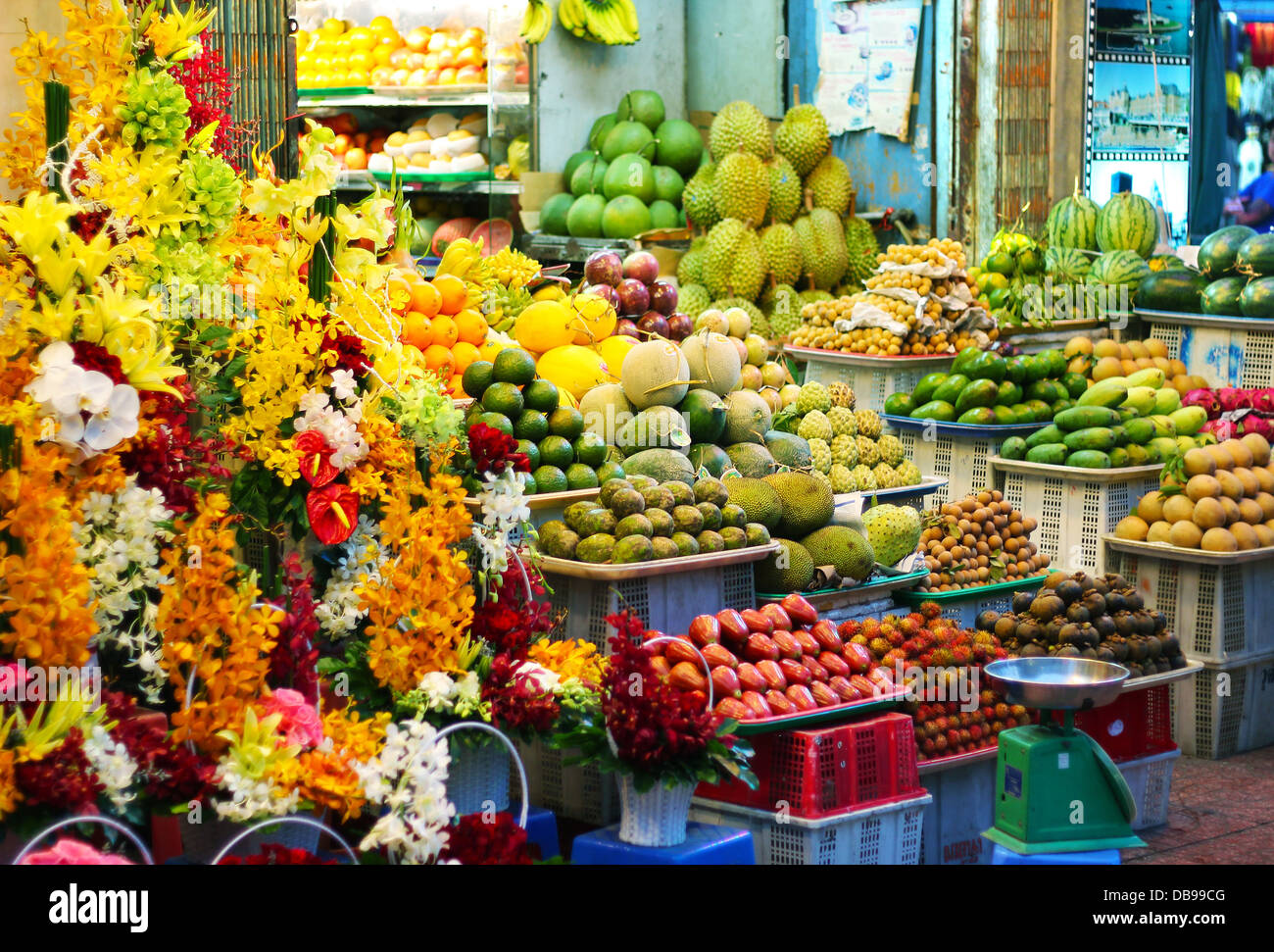 Pressione di stallo di frutta al mercato di Chatuchak a Bangkok, in Thailandia. Il mercato è uno dei più grandi nel sud-est asiatico. Foto Stock