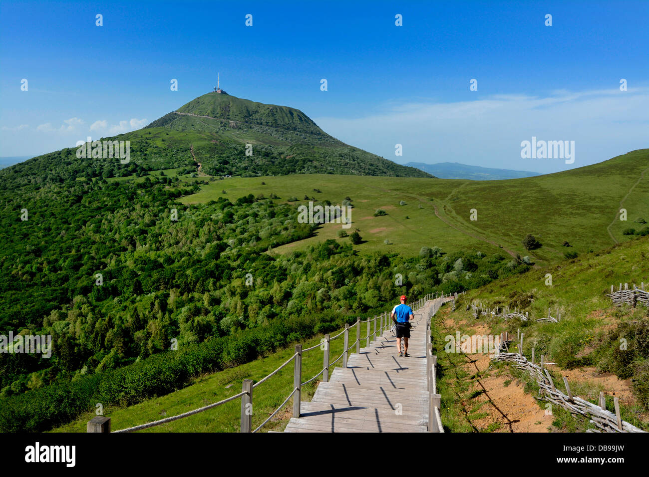 A piedi, Francia - Parco regionale dei Vulcani, Puy-de-Dome, Auvergne, Francia - guardando verso il monte Puy de Dome, Massif Central Foto Stock