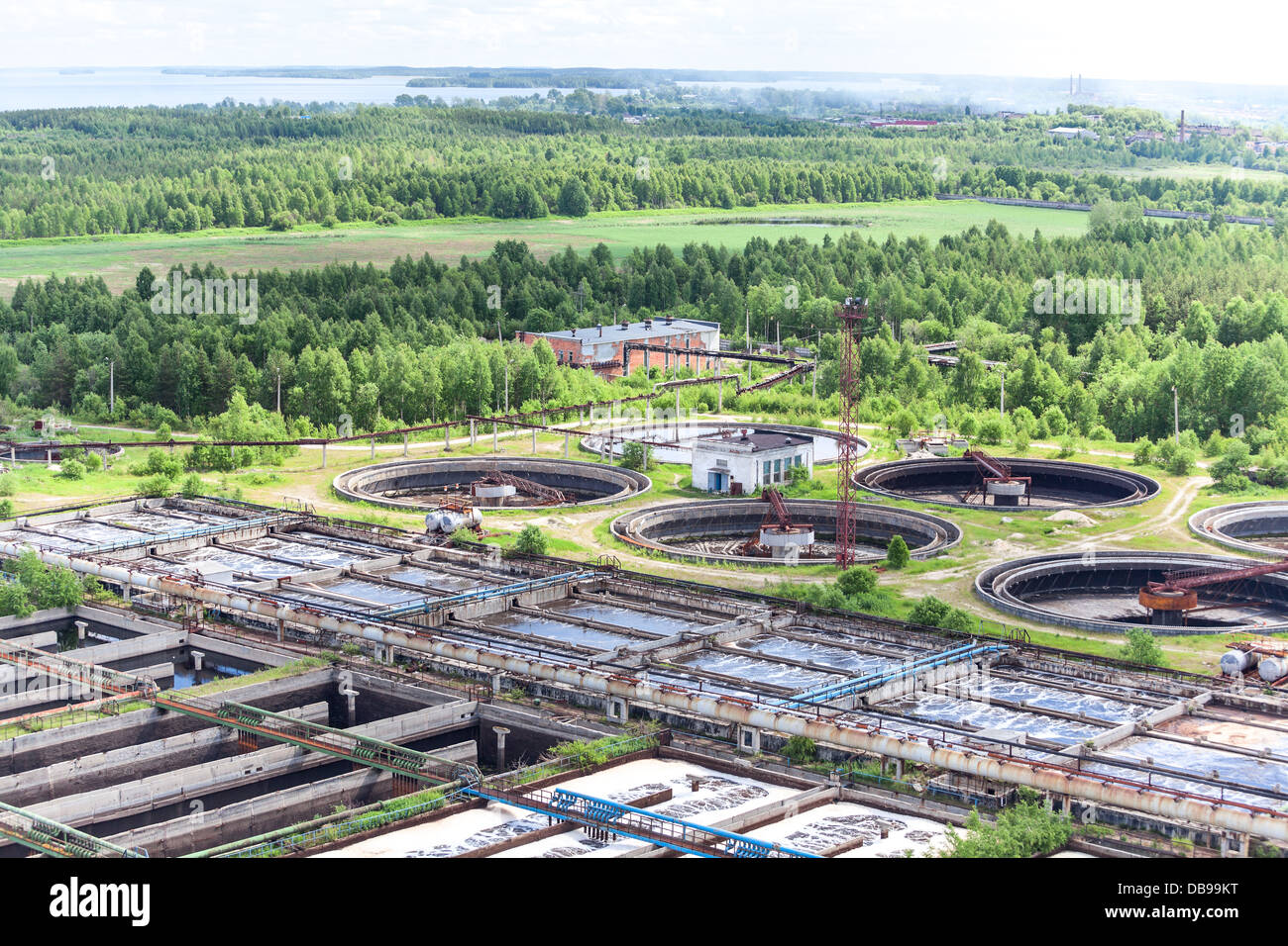 Impianto di trattamento delle acque reflue di area con round i coloni e i bacini di aerazione Foto Stock