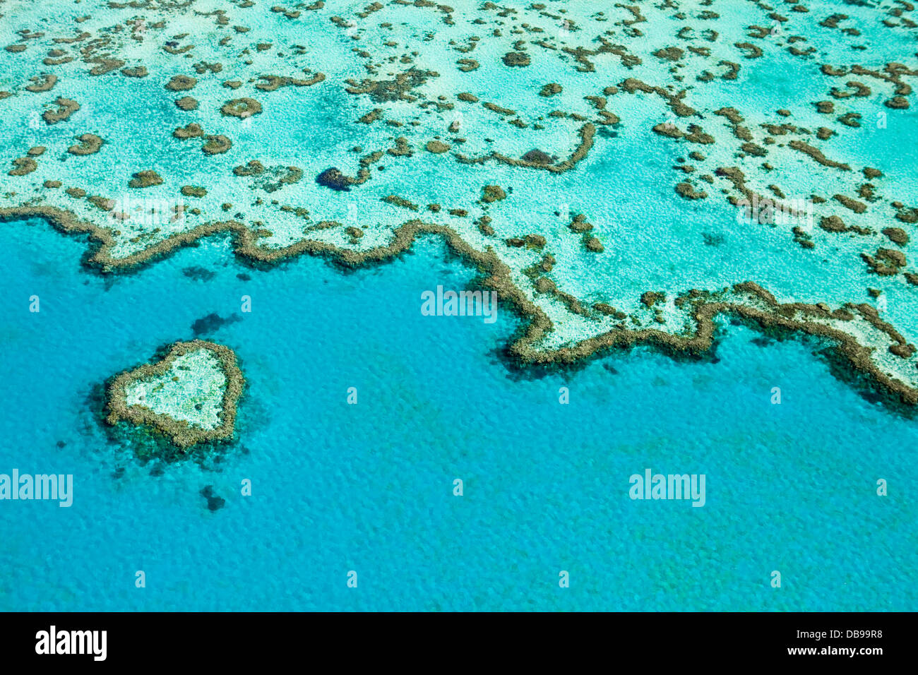 Vista aerea del "cuore Reef', una a forma di cuore la formazione di corallo a Hardys Reef. Great Barrier Reef Marine Park Foto Stock