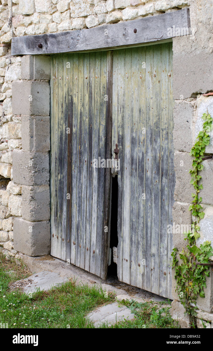 Vecchie porte in legno per un fienile in cattivo stato Foto Stock
