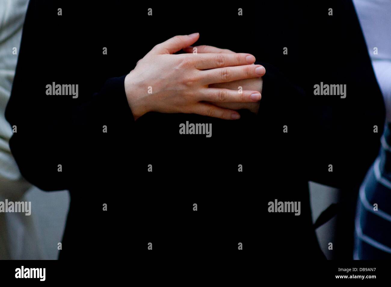 Hannover, Germania. Xxv Luglio, 2013. Una donna musulmana prega la preghiera della sera alla fine del Ramadan presso la lunga notte di incontri a Hannover, Germania, 25 luglio 2013. Durante il Ramadan, musulmani fast dall'alba fino al tramonto e di astenersi dal mangiare e dal bere. Foto: Sebastian Kahnert/dpa/Alamy Live News Foto Stock