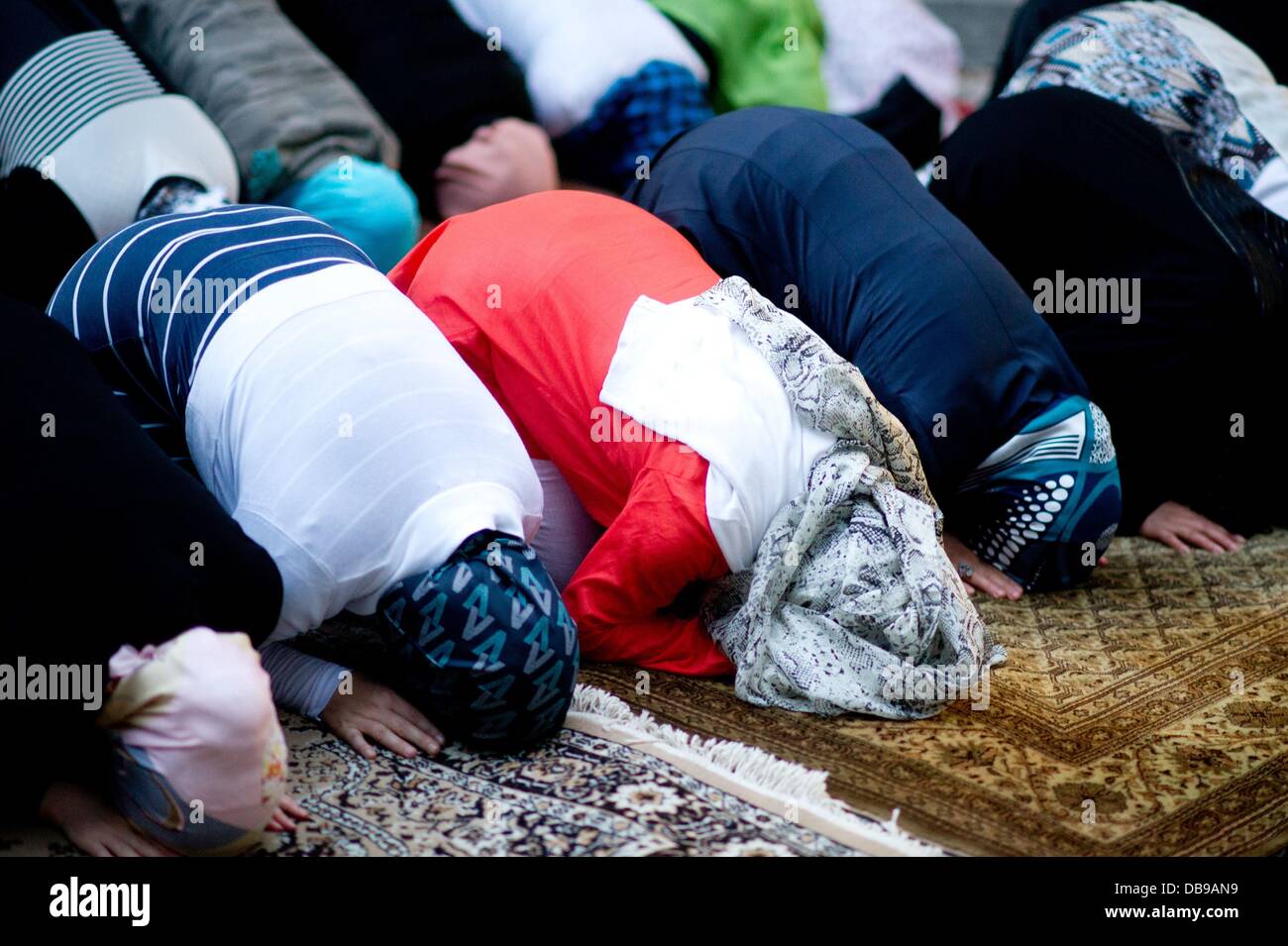 Hannover, Germania. Xxv Luglio, 2013. Le donne musulmane pregare per la fine del Ramadan presso la lunga notte di incontri a Hannover, Germania, 25 luglio 2013. Durante il Ramadan, musulmani fast dall'alba fino al tramonto e di astenersi dal mangiare e dal bere. Foto: Sebastian Kahnert/dpa/Alamy Live News Foto Stock