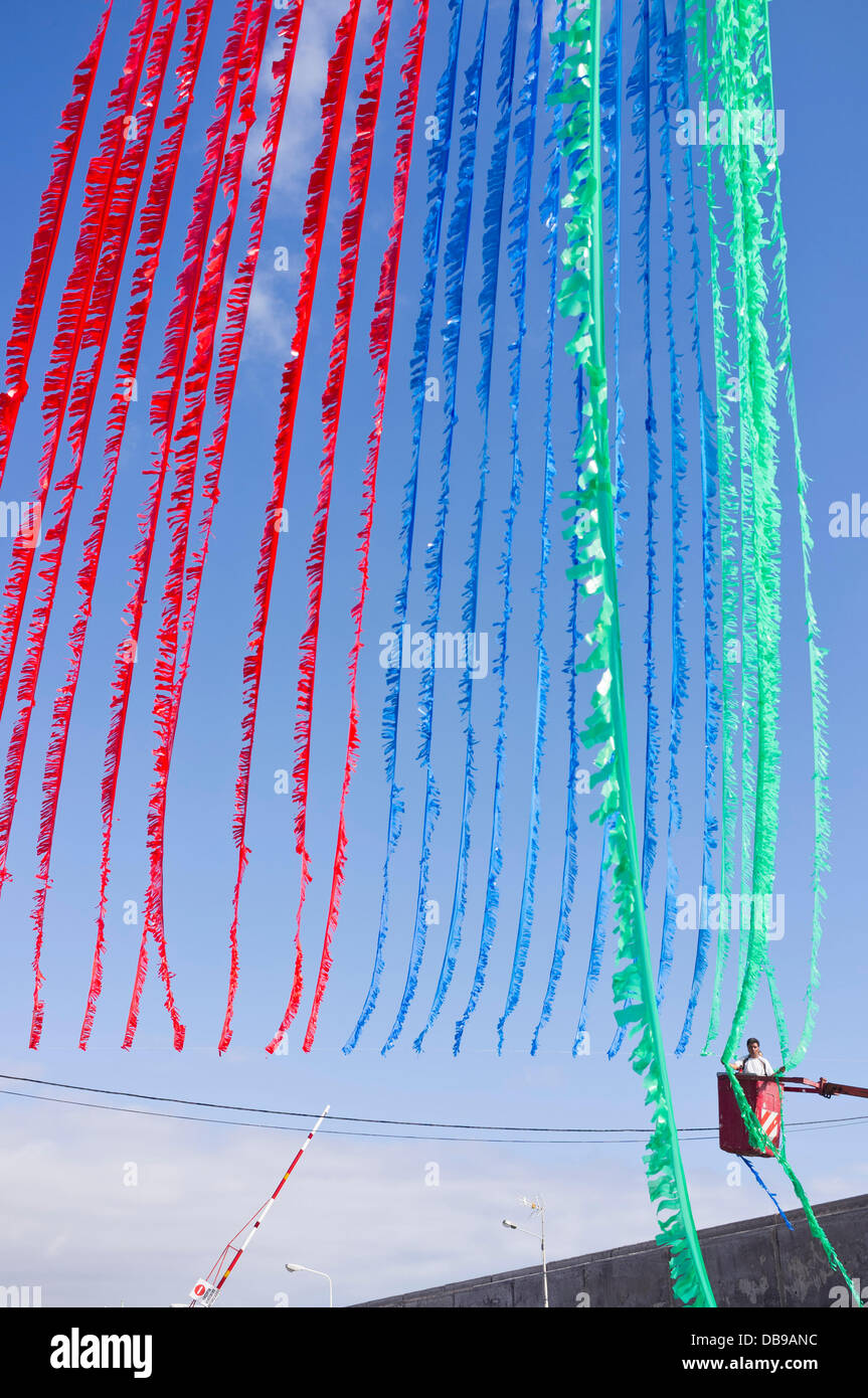 Playa San Juan, Tenerife, Isole canarie, Spagna . Il 25 luglio 2013. Un uomo in cherry picker pende bunting in preparazione per il 2013 fiesta in Playa San Juan, Tenerife, Isole canarie, Spagna Credito: Phil Crean UN/Alamy Live News Foto Stock