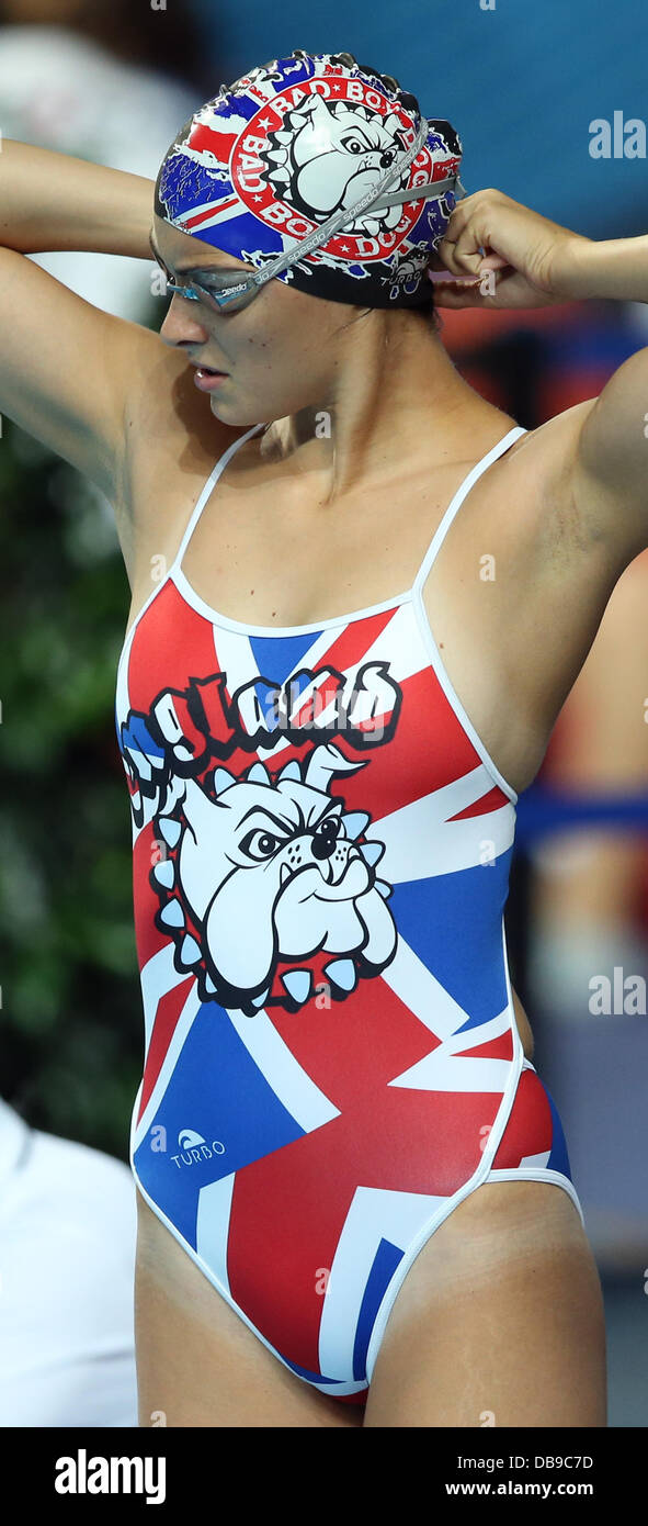 Un Bulldog inglese è visto su un costume da bagno durante una sessione di formazione del XV Campionati del Mondo di nuoto FINA a Palau Sant Jordi Arena di Barcellona, Spagna, 26 luglio 2013. Foto: Friso Gentsch/dpa +++(c) dpa - Bildfunk+++ Foto Stock