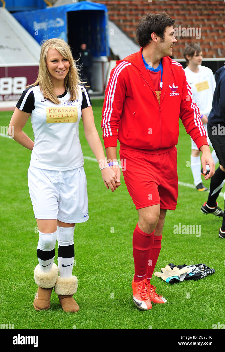 Chloe Madeley e Sam Attwater la celebrità Soccer torneo Sei tenuto a Turf Moor stadium Burnley, Inghilterra - 05.06.11 Foto Stock