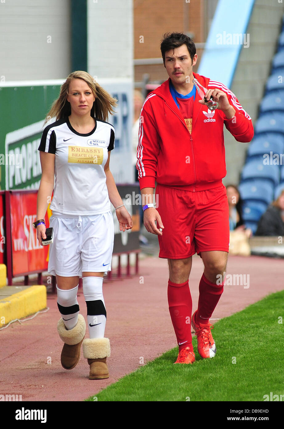 Chloe Madeley e Sam Attwater la celebrità Soccer torneo Sei tenuto a Turf Moor stadium Burnley, Inghilterra - 05.06.11 credito obbligatorio: WENN.com Foto Stock