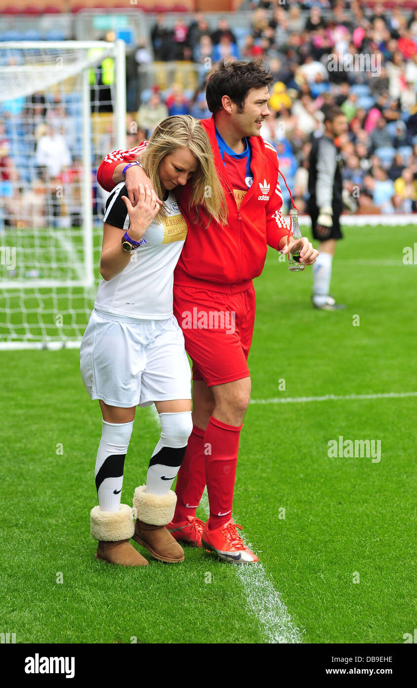 Chloe Madeley e Sam Attwater la celebrità Soccer torneo Sei tenuto a Turf Moor stadium Burnley, Inghilterra - 05.06.11 Foto Stock