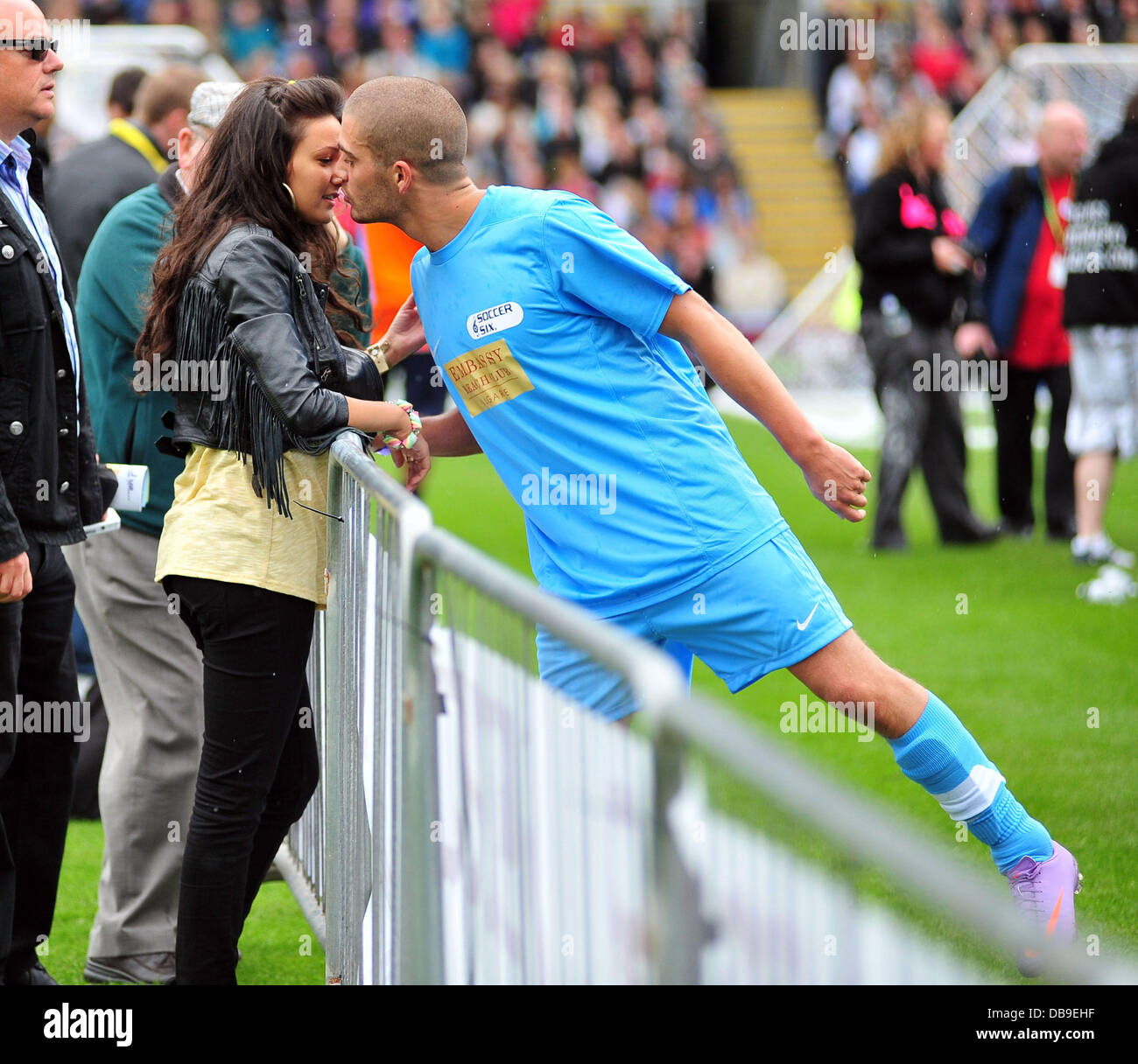 Michelle Keegan baci fidanzato Max George del voluto il Celebrity Soccer torneo Sei tenuto a Turf Moor stadium Burnley, Inghilterra - 05.06.11 Foto Stock