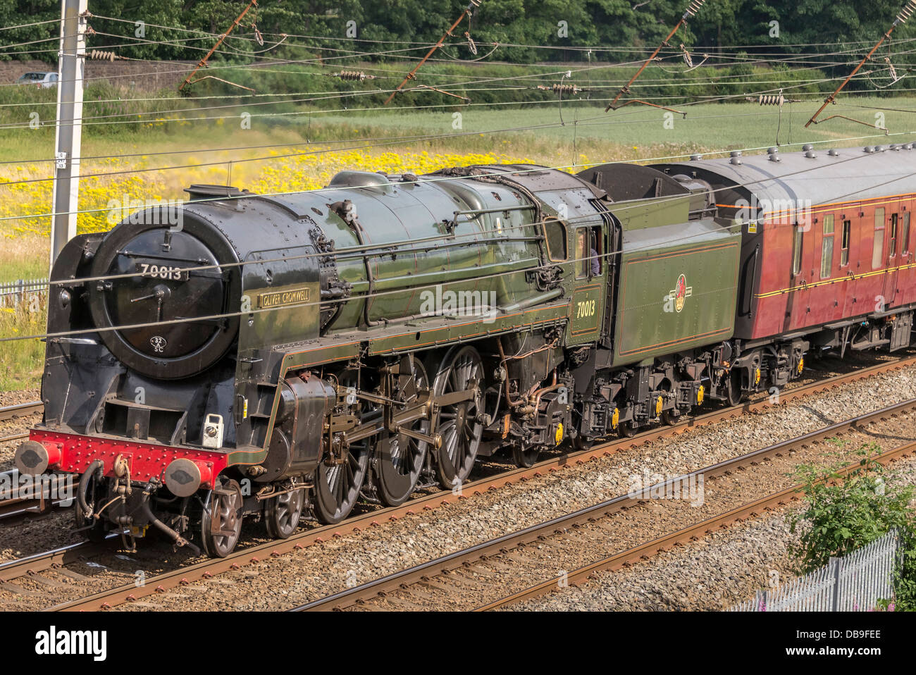 BR Britannia classe 7MT 4-6-0 n. 70013 Oliver Cromwell a Winwick svincolo sulla linea principale della costa occidentale. WCML. Foto Stock