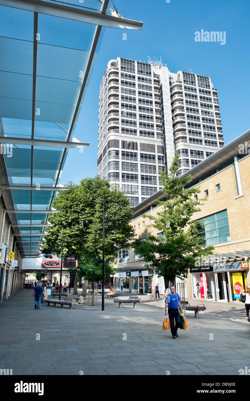 Una vista del Canal a piedi nel centro città di Swindon, Wiltshire, Inghilterra compresi gli amanti dello shopping, negozi & David John Murray building Foto Stock