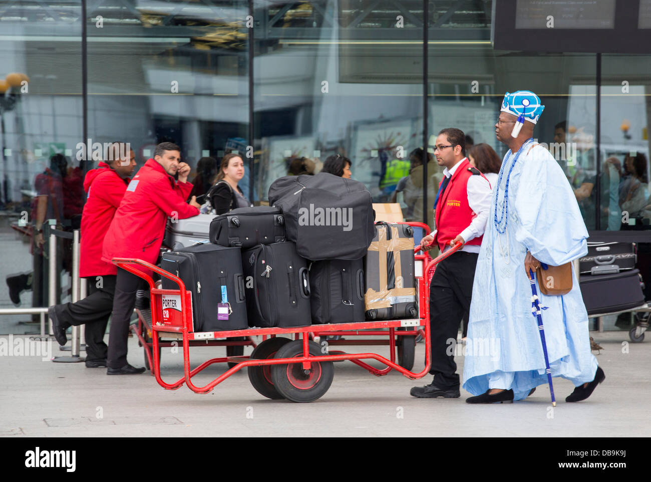 Facchini a due terminali, l'aeroporto di Heathrow di Londra, Regno Unito. Foto Stock