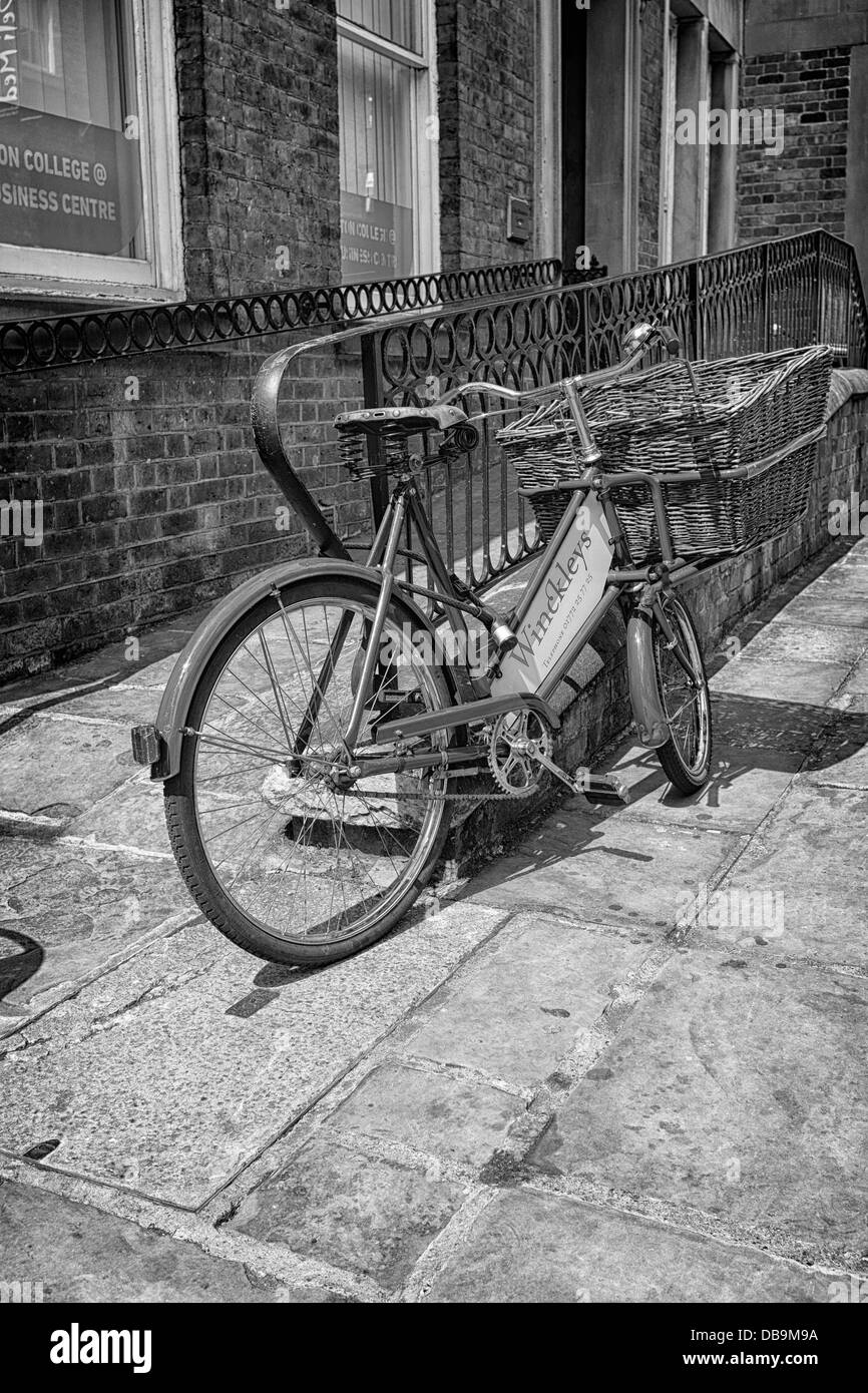 Vecchia Bicicletta di consegna Foto Stock