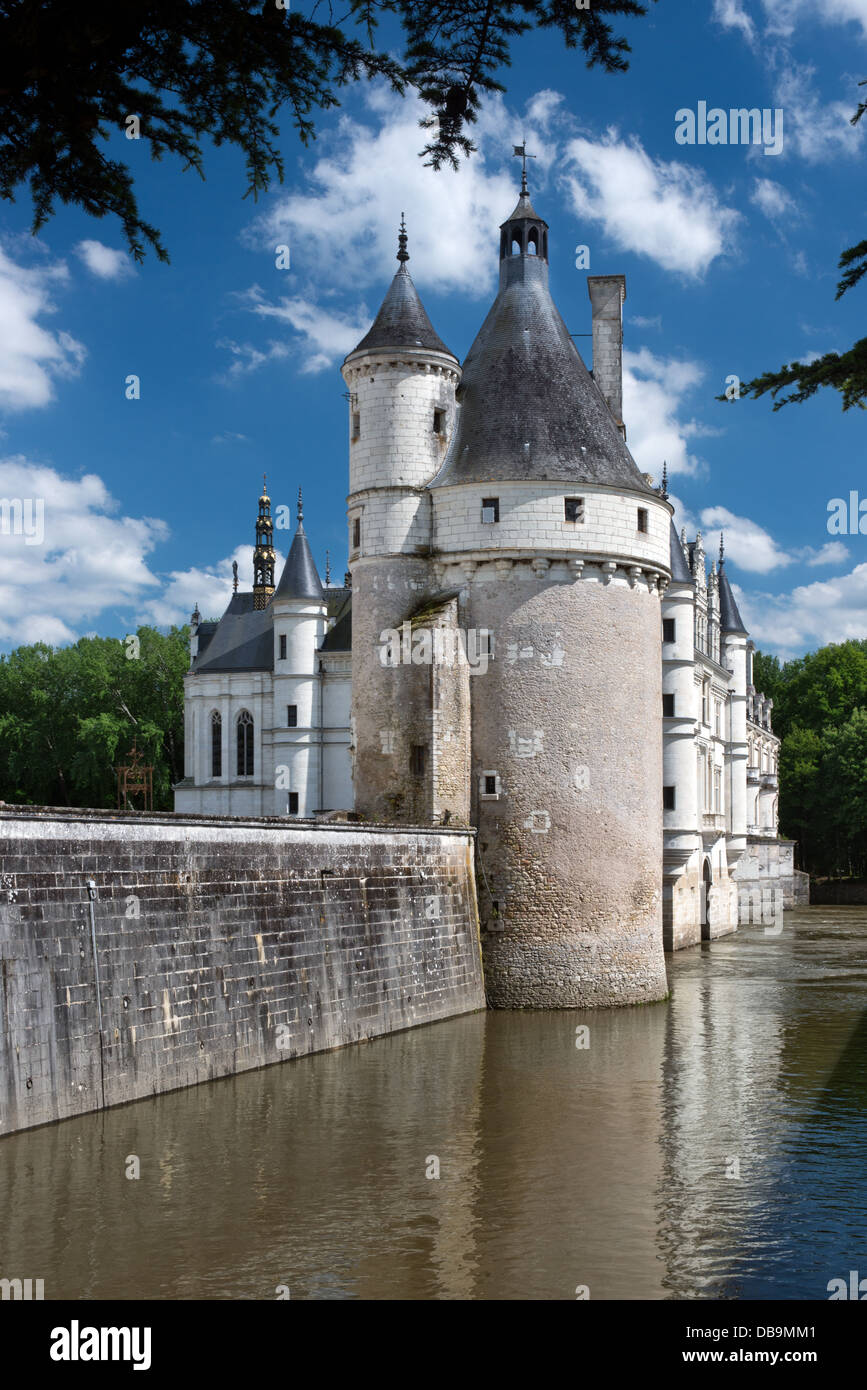 Un ritratto vista del castello di Chenonceau nella Valle della Loira, in Francia che mostra il fiume e torri Foto Stock