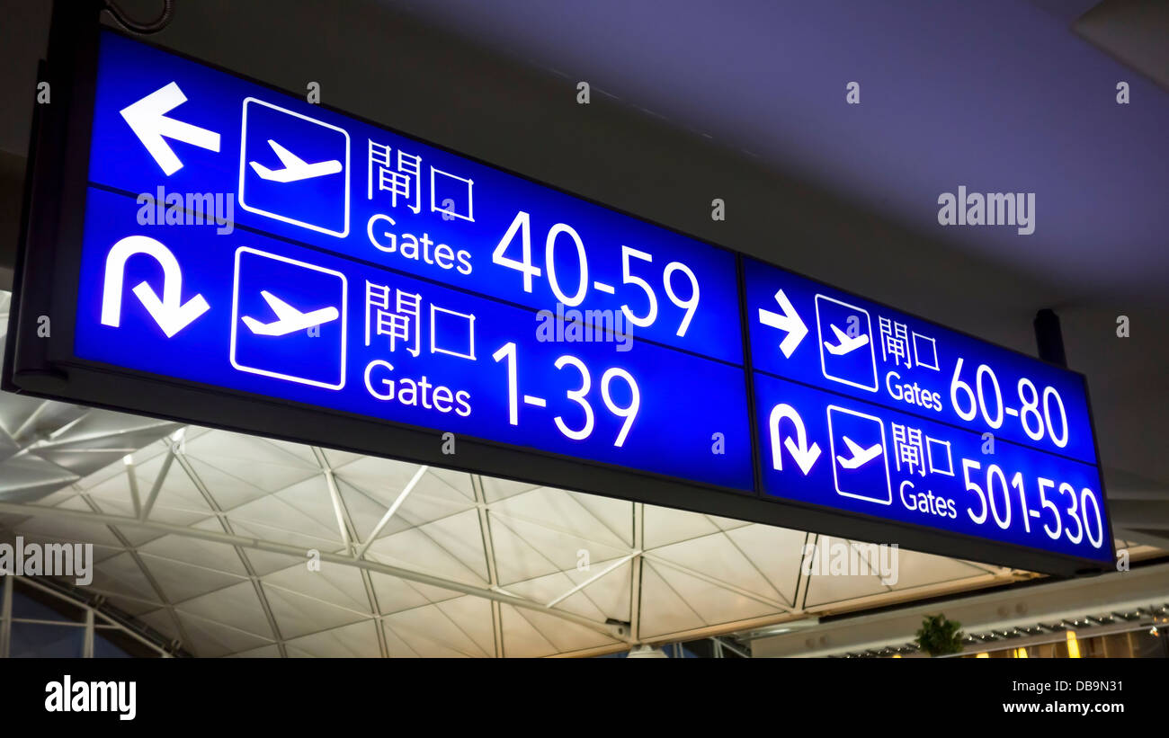 Cancelli d'imbarco segni in aeroporto di Hong Kong Foto Stock