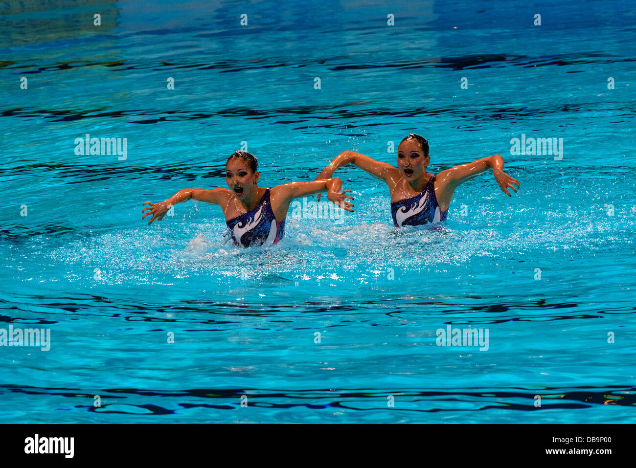 Barcellona, Spagna. 25 Luglio 2013: Cina Tingting Jiang e Wenwen Jiang competere nel nuoto sincronizzato Duet Routine libero finali al XV Campionati del Mondo di nuoto FINA A Barcellona Credito: matthi/Alamy Live News Foto Stock