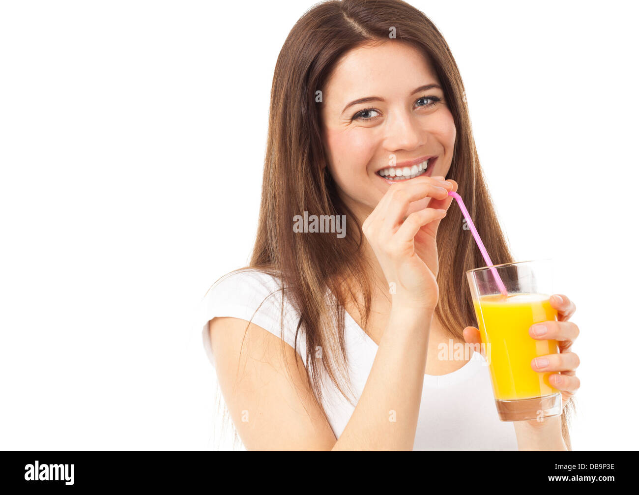 Ritratto di una donna di bere un succo di arancio con una cannuccia, isolato su bianco Foto Stock