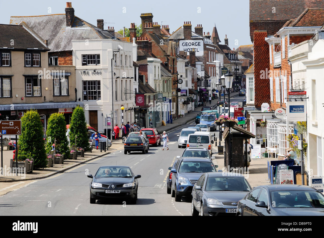 The High Street at Battle, East Sussex, Regno Unito, con negozi e traffico Foto Stock