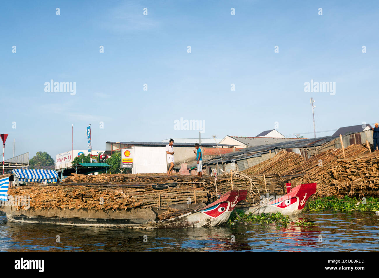 Can Tho, Delta del Mekong, Vietnam - barche di legno caricate con legname. Le barche hanno un occhio sullo scafo che è tradizionale Foto Stock