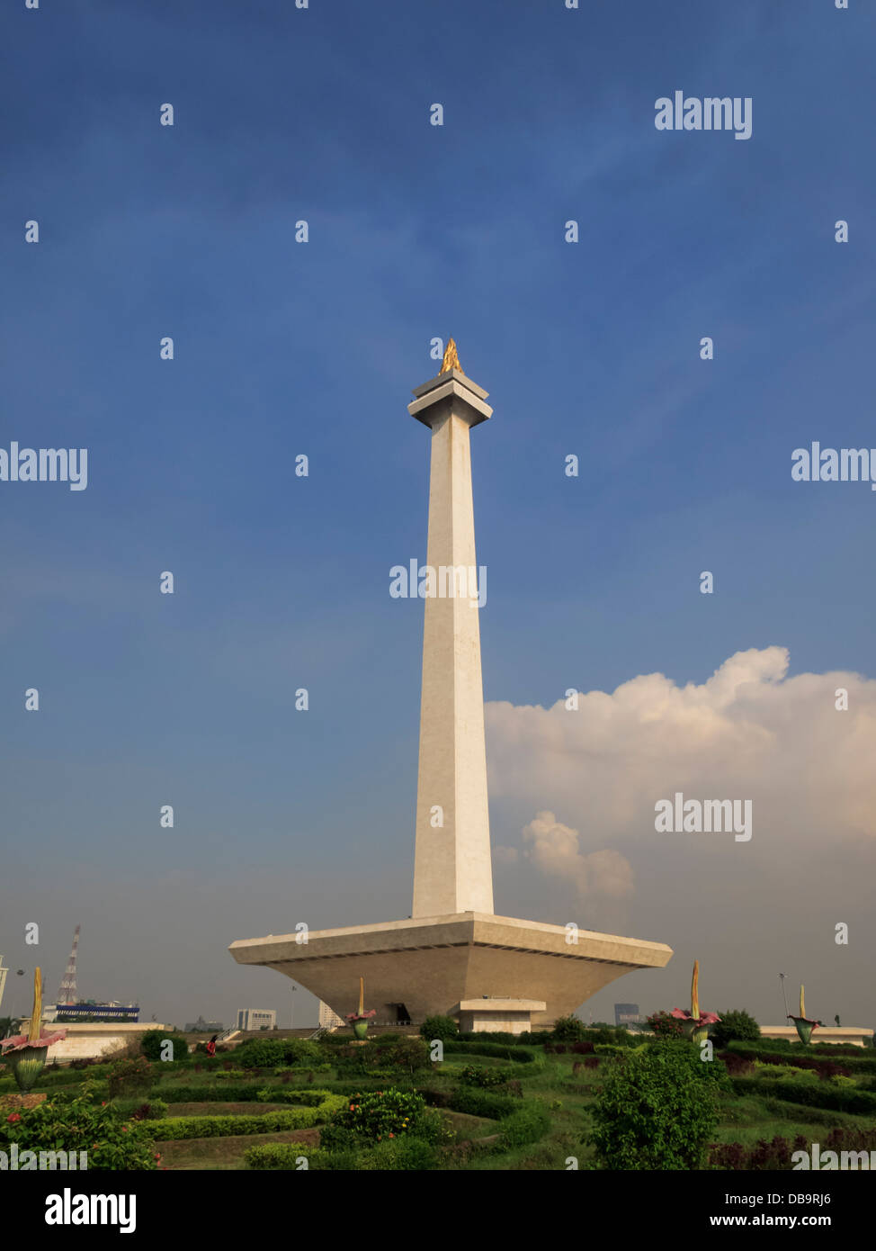 Jakarta, Indonesia: piazza Merdeka Vista del Monumento Nazionale di colonna dal percorso del giardino sulla giornata di sole Foto Stock