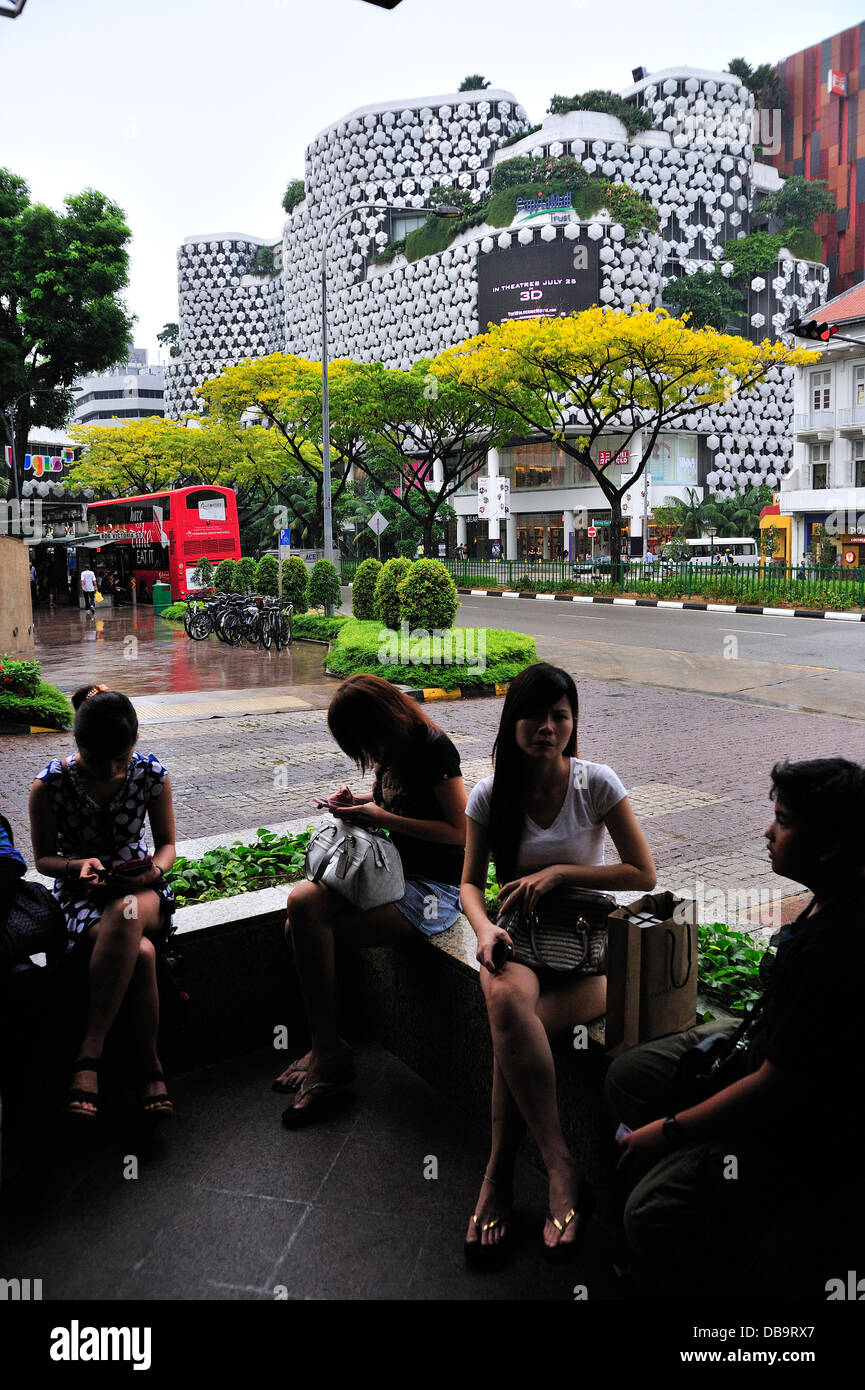 In attesa di pioggia per smettere di Victoria Street Singapore Foto Stock