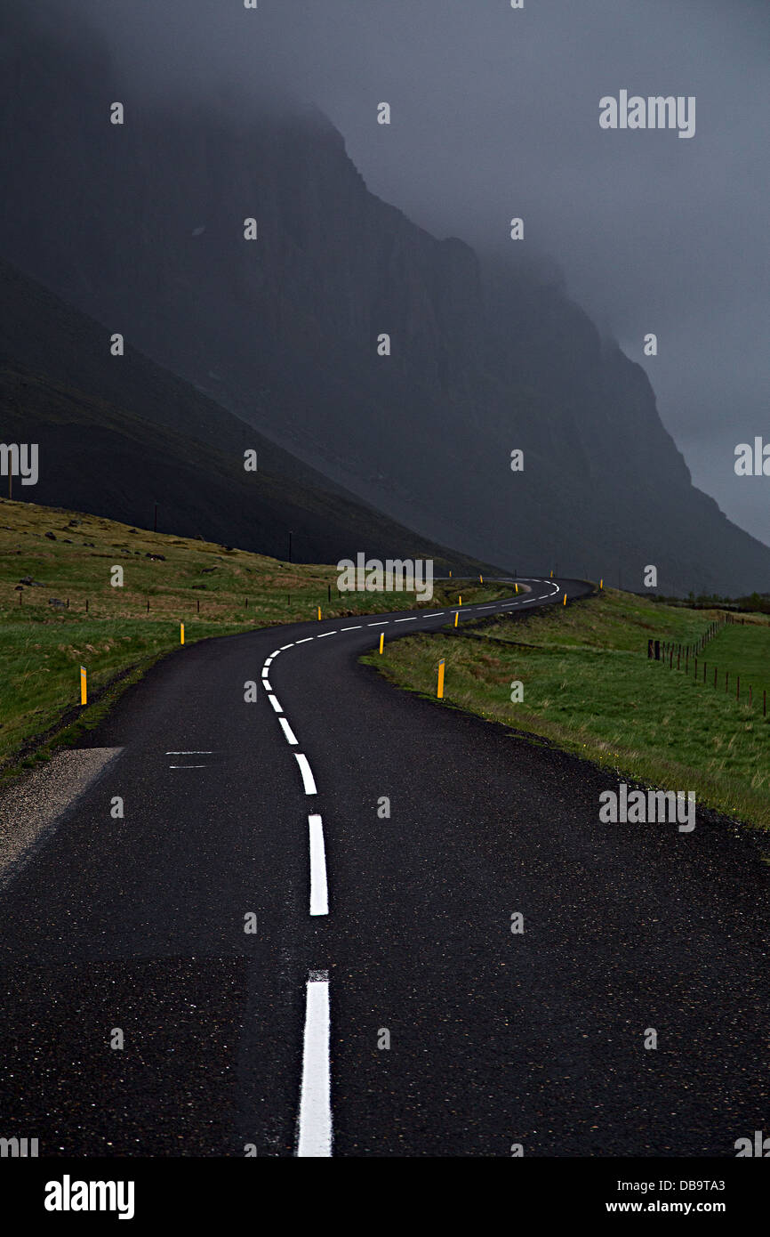 Islandese anello stradale durante il viaggio in Islanda. Drammatico scenario di montagna e la bellissima natura selvaggia Foto Stock