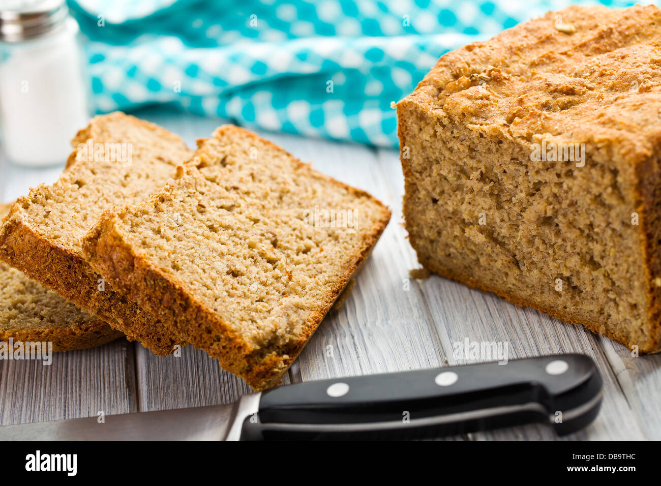 In casa a fette di pane integrale Foto Stock