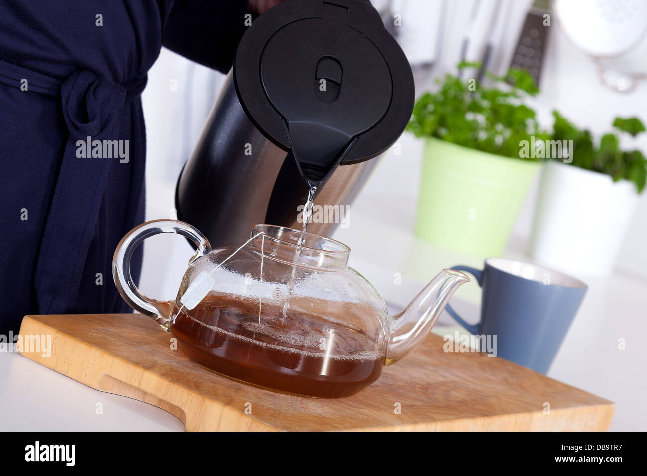 Preparando il tè a casa al mattino Foto Stock