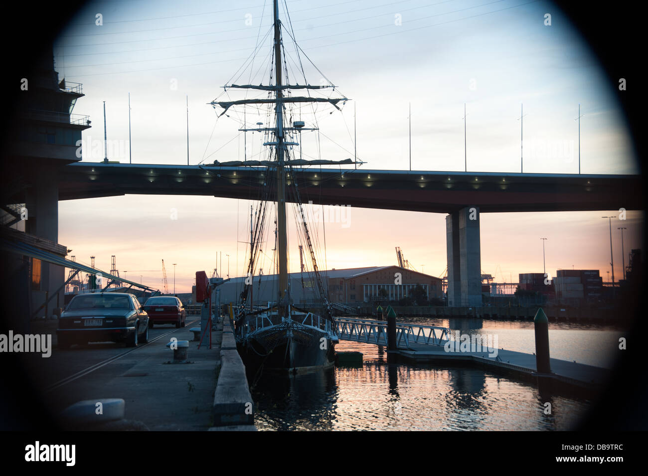 Silhouette cameo di Melbourne Northside Docklands di tall veliero al tramonto e ponte bolty in background di acqua yarra Foto Stock