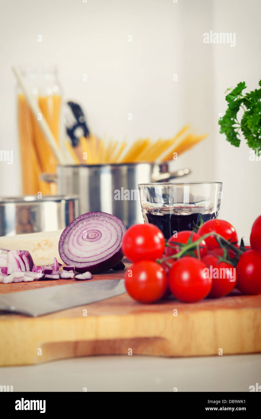 Retrò immagine stilizzata della pasta e gli ingredienti su un banco di cucina Foto Stock