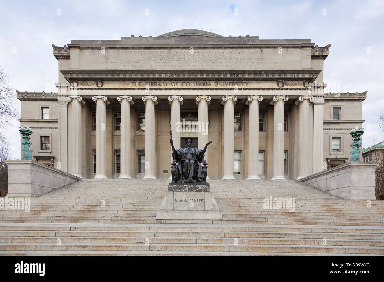 Bassa Memorial Library presso la Columbia University con la statua di Alma Mater, New York City Foto Stock